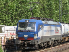 Baureihe 193 von Hupac mit Güterzug bei der Durchfahrt im |Bf| @kks;