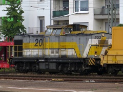 Baureihe 203 der |SGL| bei der Durchfahrt mit Güterzug in @tph;