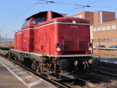 Baureihe 213 der |DB| mit Güterzug im |Bf| @kkow;