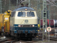 Baureihe 215 der |DB| bei der Durchfahrt im |Bf| @ebz;