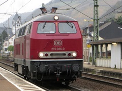 Baureihe 215 der |DB| bei der Durchfahrt im |Bf| @klet;