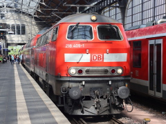 Baureihe 218 der |DBAG| mit Doppelstockwagen in @al;