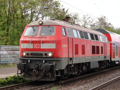Baureihe 218 der |DBAG| mit gemischtem Zug im |Bf| @kkow;