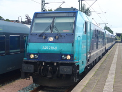 Baureihe 245 der |DBAG| mit Married-Pair-Wagen im |Bf| @aiz;