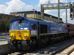 Class 66 von Heavy Haul Power mit Güterzug bei der Durchfahrt in @hb;