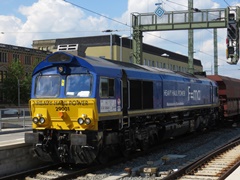 Class 66 von Heavy Haul Power mit Güterzug in @hb;