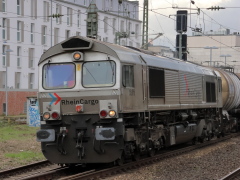 Class 66 von RheinCargo mit Güterzug in @kb;