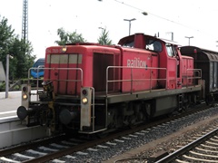 Baureihe 294 der |DBAG| mit Güterzug bei der Durchfahrt im |Bf| @hr;