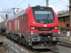 Eurodual der |DBAG| mit Güterzug im |Bf| @kbb;