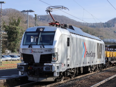 Vectron Dual Mode von RheinCargo mit Bauzug im |Bf| @kkow;