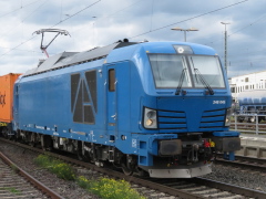 Vectron Dual Mode von Northrail mit Güterzug bei der Durchfahrt im |Bf| @kne;