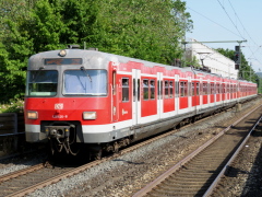 Baureihe 420 der |DBAG| (S-Bahn Köln) bei der Einfahrt im |Bf| @ksib;