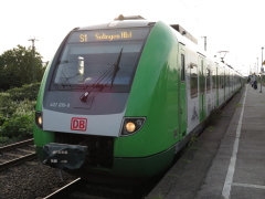 Baureihe 422 der |DBAG| (S-Bahn Rhein-Ruhr) in |VRR|-Lackierung am |Hp| @kdob;