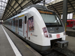 Baureihe 430 der |DBAG| (S-Bahn Rhein-Main) mit der Sonderlackierung 'Deutschlandticket' im |Bf| @fw;
