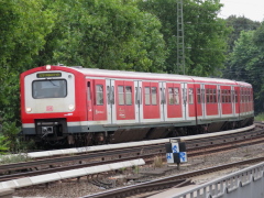 Baureihe 472 der |DBAG| (S-Bahn Hamburg) zwischen @ah; und dem |Hp| @adst;