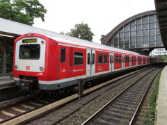 Baureihe 472 der |DBAG| (S-Bahn Hamburg) am |Hp| @adst;