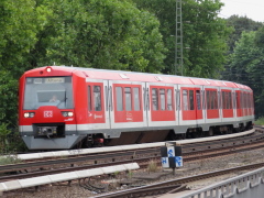 Baureihe 474 der |DBAG| (S-Bahn Hamburg) zwischen @ah; und dem |Hp| @adst;