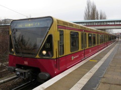 Baureihe 480 der |DBAG| (S-Bahn Berlin) am |Hp| @bsto;
