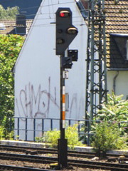 |Bksig| 6 zwischen @kkb; und @kk;,
								(Besonderheit: Diese Signalbauform, in der Haupt- und Vorsignalschirm miteinander kombiniert wurden, findet sich NUR rund um @kk;)