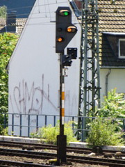 |Bksig| 6 zwischen @kkb; und @kk;,
								(Besonderheit: Diese Signalbauform, in der Haupt- und Vorsignalschirm miteinander kombiniert wurden, findet sich NUR rund um @kk;)