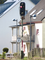 Wegen des Defekts ließ sich das Signal nicht mehr auf Fahrt stellen, stattdessen fuhren alle Züge auf Ersatzsignal aus