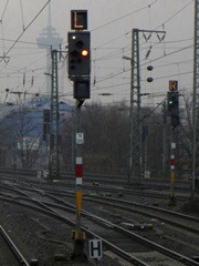 |Zsig|s U5 und U7 des |Bf| @kkdz; (Richtungsanzeiger für Hohenzollernbrücke: L → linkes Gleis; R → rechtes Gleis)