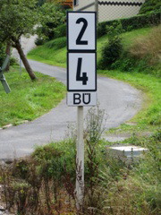zwei Geschwindigkeitssignale an |BÜ| zwischen dem |Bf| @umel; und dem |Hp| @uofm;;
								bis Mitte des |BÜ| gilt 20 km/h, danach 40 km/h