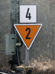Geschwindigkeitssignal und Geschwindigkeits-Ankündesignal am |Esig| des |Bf| @kak; aus Richtung @kbrs;, auf 20 km/h wegen Fahrt in ein Stumpfgleis