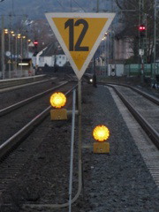 Langsamfahrscheibe im |Bf| @kun;, wegen einer Baustelle (mit Nachtzeichen)