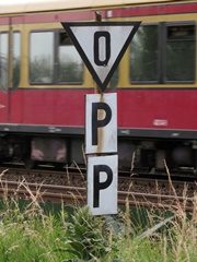Geschwindigkeitstafel nahe dem |Hp| @bbis;; die Kennziffer '0' für '0km/h' bedeutet,
								dass jeder Zug vor dem nächsten |BÜ| halten muss