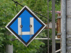 Einschaltsignal am Ende der Trennstelle zwischen dem Straßenbahnnetz mit 750 V = und dem Bahnstromnetz mit 15 kV ~
								zwischen den |Bf| @rkdu; und @rgz;