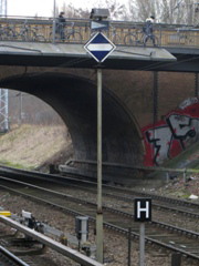 'Bügel ab'-Signal vor einer niedrigen Brücke am |Hp| @bpla;