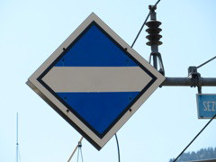 'Bügel ab'-Signal am Anfang einer Schutzstrecke zwischen dem östereichischen (15 kV ~) und dem italienischen Bahnstromsystem (3 kV =) im |Bf| @xibn;