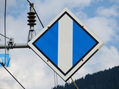 'Bügel an'-Signal am Ende einer Schutzstrecke zwischen dem östereichischen (15 kV ~) und dem italienischen Bahnstromsystem (3 kV =) im |Bf| @xibn;