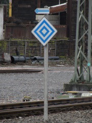 El 6 vor nicht elektrifiziertem Gleis am nach links gebogenen Zweig der Weiche im |Bf| @fgel;