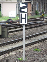 Halt für alle planmäßig haltenden Züge; gilt für beide Gleise neben der H-Tafel