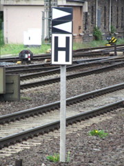 Halt für alle planmäßig haltenden Züge; gilt für beide Gleise neben der H-Tafel