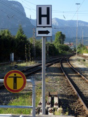 Halt für alle planmäßig haltenden Züge; gilt für Gleis rechts neben der H-Tafel