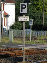 Pfeiftafel im |Bf| @fstm;; gilt nur für Zugfahrten in Richtung Altenstadt