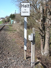 'Halt für Zugfahrten'-Tafel zwischen dem |Bf| @kfl; und dem |Anst| @knei;