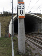 Hektometerzeichen mit NBÜ-Kennzeichen, die dem TF signalisieren,
								dass er im Falle einer Notbremsung die NBÜ (sh. Lexikon) betätigen soll