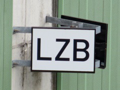 LZB-Bereichskennzeichen auf der Schnellfahrstrecke Köln-Rhein/Main nahe dem Nordportal des Siegauentunnels bei Siegburg
