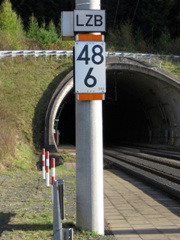 LZB-Bereichskennzeichen auf der Schnellfahrstrecke Köln-Rhein/Main am Nordwestportal des Günterscheidtunnels