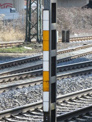 Mastschild Weiß-Gelb-Weiß-Gelb-Weiß an einem Halbregelabstands-Ankündigungssignal