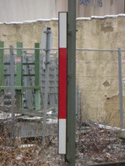 Mastschild Weiß-Rot-Weiß an Sperrsignal