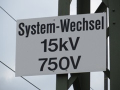 Systemwechsel-Tafel im Bereich der Zweisystem-Stadtbahn Karlsruhe
								an der Trennstelle zwischen den |Bf| @rgz; und @rkdu;