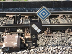 Signal El 6 an Weichensignal im |Bf| @sug;, das nur dann für den |TF| sichtbar ist, wenn die Weiche nach links gestellt ist,
							wo sich ein nicht elektrifiziertes Gleis befindet