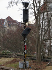 H/V-Signal am |Hp| @bbup; mit Mehrabschnittsignal-Mastschild